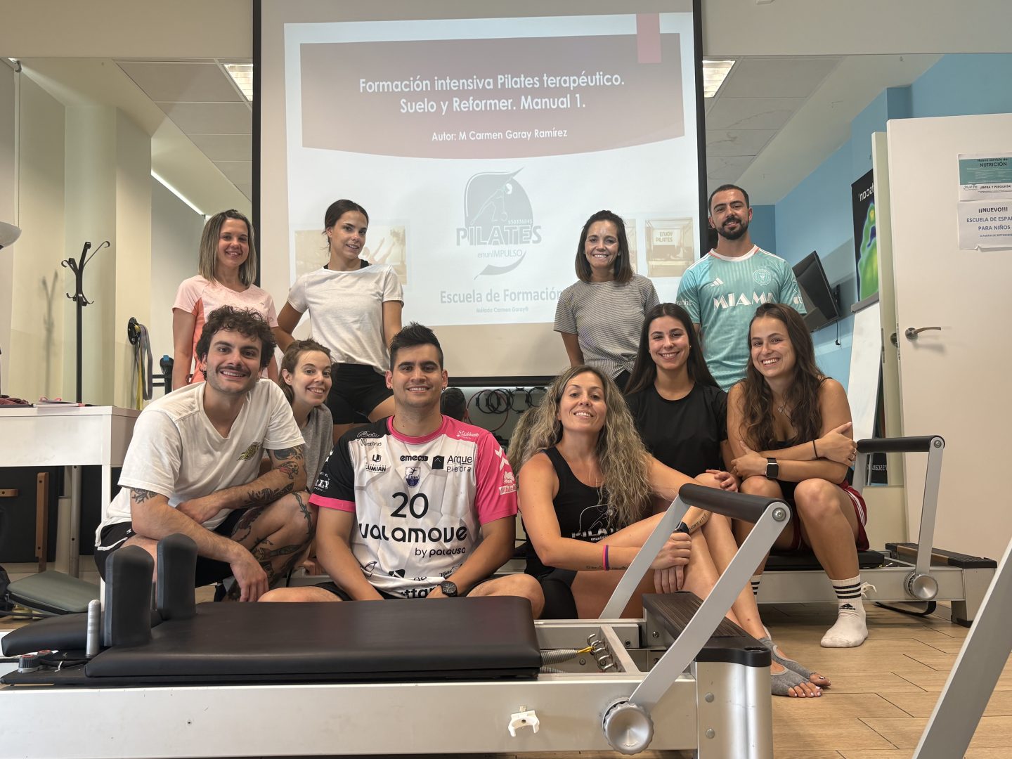 Imagen de la formación de Pilates Suelo y Reformer impartida en la Clínica de Fisioterapia Villa del Prado. Una formación centrada en los fundamentos del método, control motor, alineación, estabilidad, uso del Reformer, adaptación de ejercicios y observación clínica del movimiento.